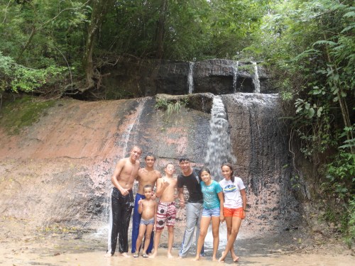 Grupo do Abadá Capoeira de Garça que estavam acampados nas proximidades da cachoeira sob a tutela do respeitável Professor, Julio Manzano, o Bizu, que desenvolve na cidade um belo projeto que  contribui para a formação de valores humanos e éticos baseados no respeito, na socialização e liberdade, através de trabalhos que valorizam a cultura brasileira.